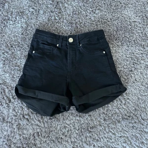 Svarta jeansshorts  - Säljer mina svarta jeansshorts som inte kommit till användning🩷