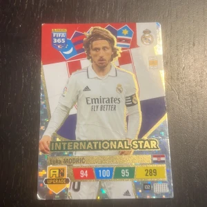 INTERNATIONAL STAR - Luka Modric (FIFA 365 Adrenalyn XL) - Samlar du på fotbollskort? Här är ett glänsande FIFA 365 Adrenalyn XL-kort med Luka Modric från Real Madrid! Perfekt för unga fans och samlare som vill boosta sin samling med en internationell stjärna. Snygg design och coola stats!