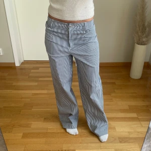 Randiga Lågmidjade byxor - Randiga lågmidjade byxor från NAKD i storlek 36, helt nya med prislapp kvar! 🤩 Midjemått: 78 Innerbenslängd: 80