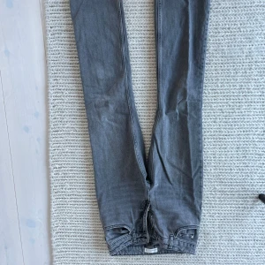 Grå jeansbyxor från Perfect Jeans - Snygga grå jeansbyxor från Perfect Jeans med klassisk femficksdesign och raka ben. Byxorna har normal passform och är perfekta för en stilren vardagslook. Stängs med dragkedja och knapp framtill.