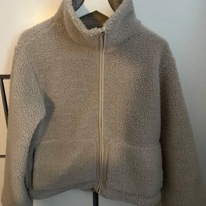 Beige teddyjacka - säljer då den inte längre kommer till användning🥰 