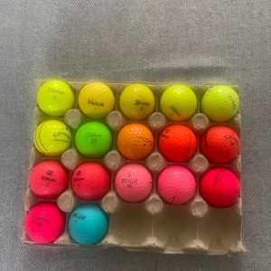 Färgglada golfbollar (20-pack) - 1st lime grön titleist 3 avx  1st gul volvik 1 flyon  1st gul srixon 2 ultisoft 1st lime grön titleist 1 toursoft 1st lime grön snell 2 mtb black 1st lime grön callaway 4 chrome soft 1st grön titleist 33 velocity 1st orange pinnacle 4 bling 1st orange Wilson 3 hydroscand 1st orange callaway 2 supersoft  2st rosa Wilson 3 duo optik 1st ljusrosa top flite xl2 2  1st ljusrosa volvik 3 1st röd titleist 2 truefeel 1st röd callaway 3 supersoft 1st blå accufli 2 Max soft