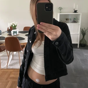 Svart jeansjacka - Svart kort jeansjacka, bra skick & använd fåtal gånger. 💕