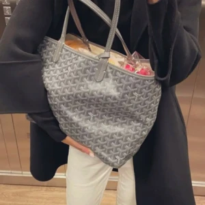 Goyard grå shoppingväska - Säljer en stor och rymlig shoppingväska från Goyard i grått med deras ikoniska grafiska mönster. Väskan har två långa handtag, ljus insida och medföljande innerficka. Har inget äkthetsbevis därav priset 