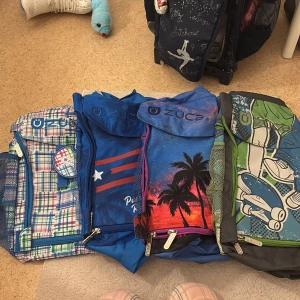 Züca väska med utbytbara överdrag - Säljer fyra olika züca väskor med flera utbytbara överdrag i olika färger och mönster. Själva rullväskan följer inte med och inte den marinblåa som sitter på, det är endast för visning så man ser hur de sitter på. Det är fina väskor som inte är använda så mycket, det är i perfekt skick. Priset för en väska är 400 men om man köper 2 så får man 350 kr styck eller om man vill ha flera så får man dom för 300 styck , priset kan diskuteras!