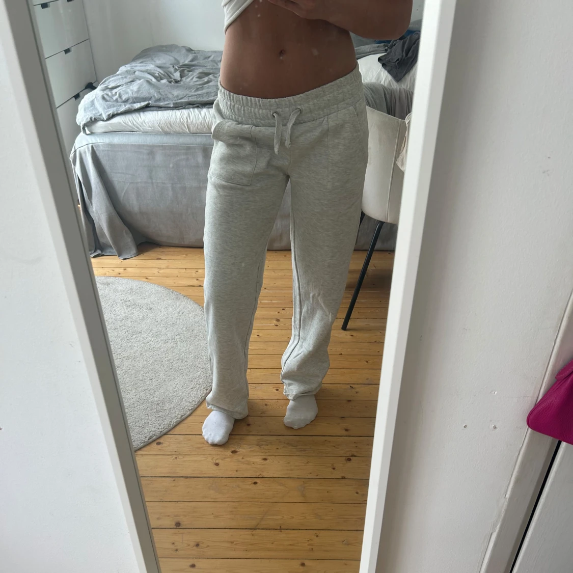 Ljusgrå mjukisbyxor med dragsko - 1