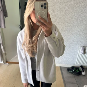 Ljusgrå overshirt från Zara - Säljer en ljusgrå overshirt från Zara