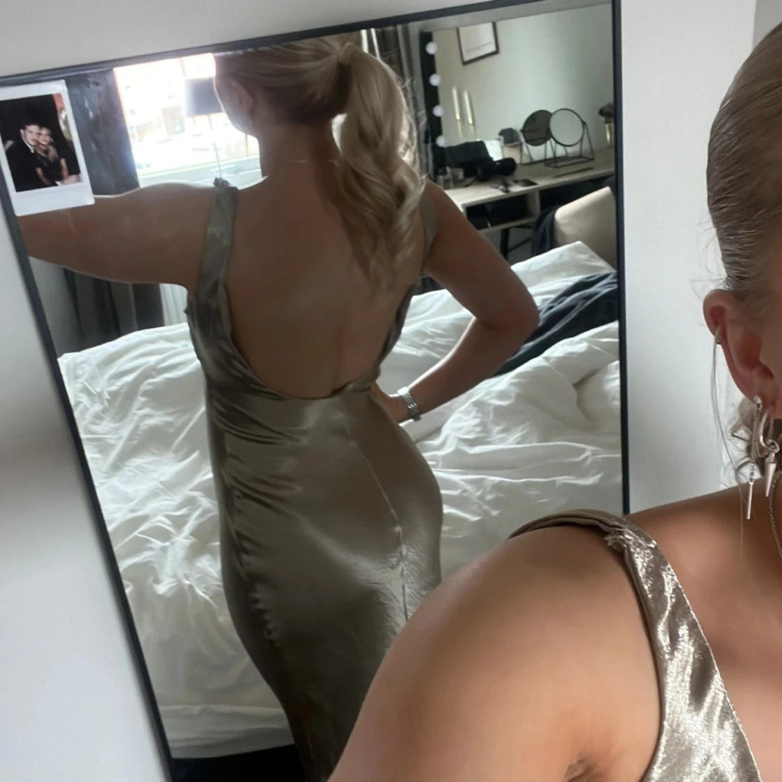 Champagnefärgad balklänning i satin - 90