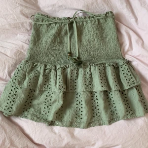 Olivgrön volangkjol💞💞 - Supersöt olivgrön kjol med volanger och broderade hålmönster. Inga defekter och väldigt bra skick💞💞Kan tänka mig gå ner i pris vid en snabb affär💘
