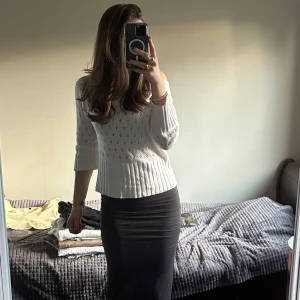 Mörkgrå långkjol - Säljer en mörkgrå långkjol med tight passform. Den är lång och passar perfekt i längd för mig som är 168 cm lång. Den är tajt hela vägen ner till fötterna nästan. Lågmidjad💕Ser helt ny ut och aldrig använd!