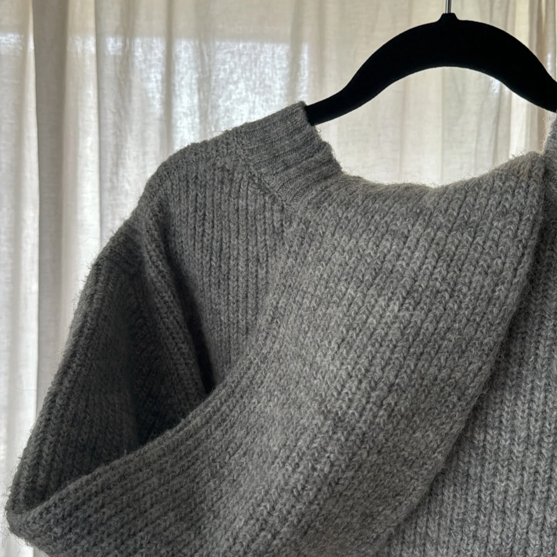 Grå stickad tröja med rund hals - 3