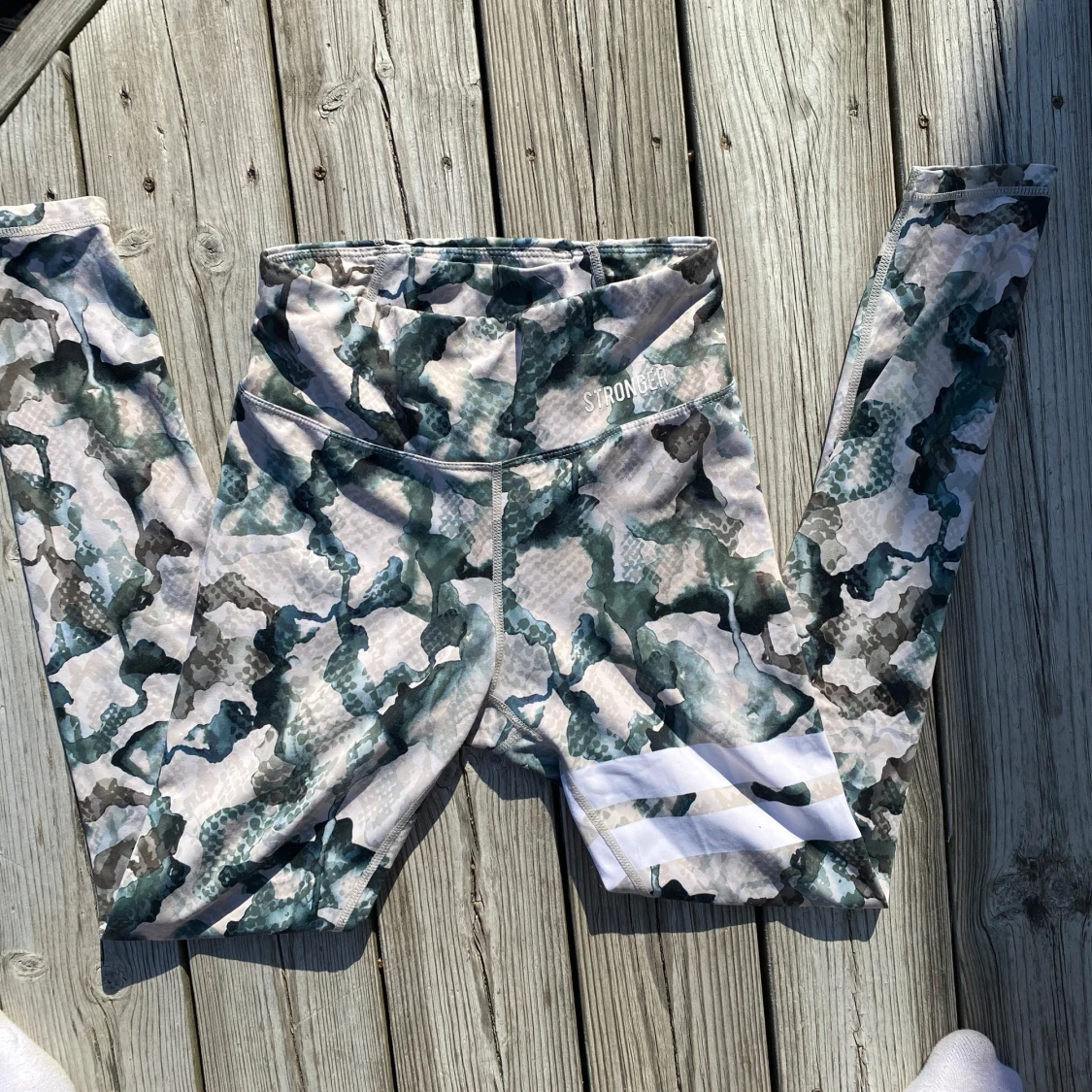 Camo-mönstrade träningstights och topp från Stronger - 1