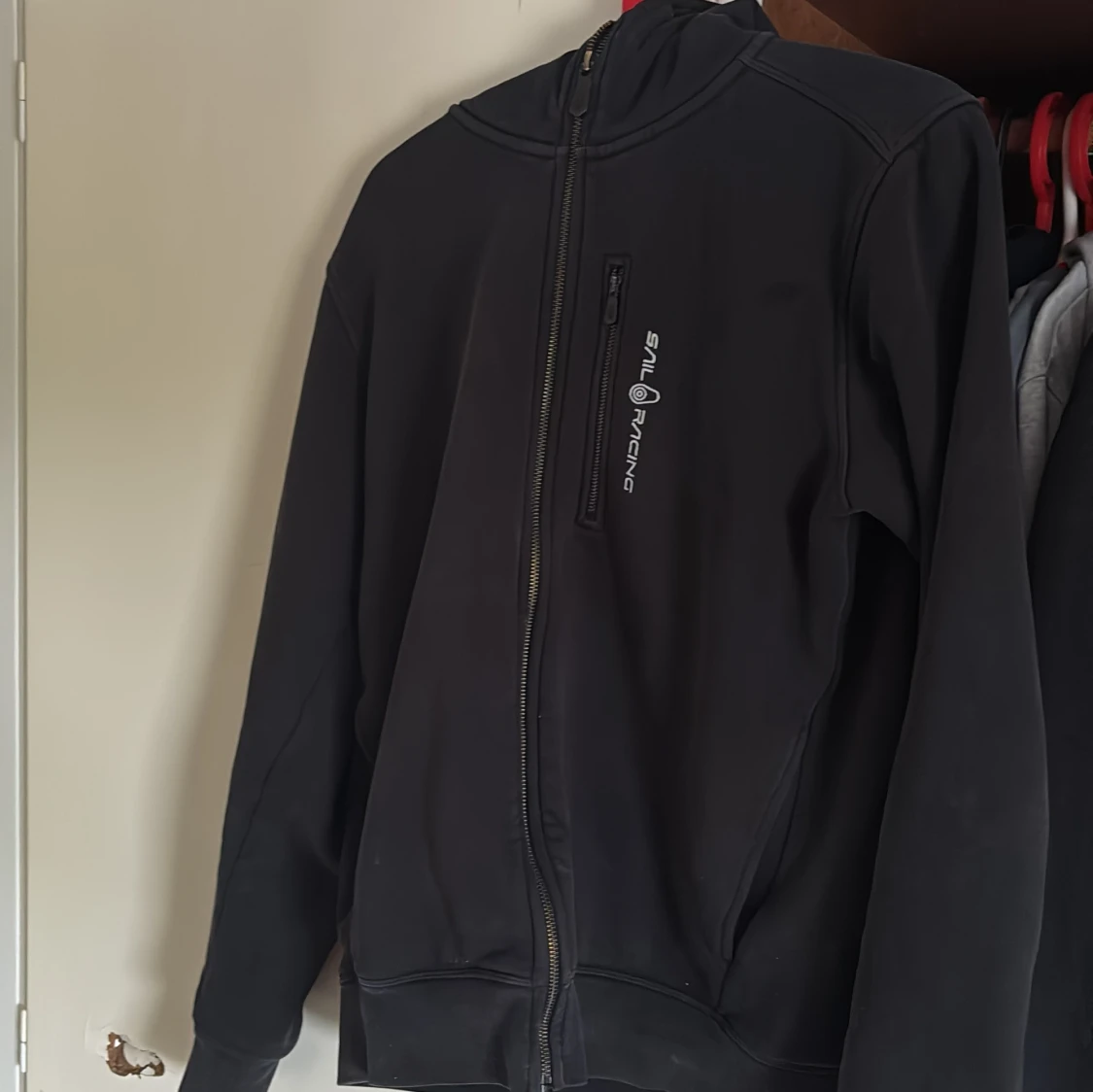 Svart zip-hoodie från Sail Racing - 1