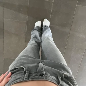 Grå bootcut jeans från Esprit - Snygga grå jeans från Esprit i bootcut-modell. Jeansen har klassisk femficksdesign, normalhög midja och raka ben som blir lite utsvängda nertill. Tillverkade i mjukt denimtyg som är skönt att bära hela dagen. Midjemått ligger på 35cm platt och inner bens på 76cm💘