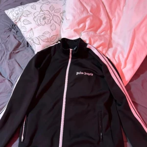 Palm Angels Svart Tracksuit - Hej, säljer nu denna Palm Angels Tröja som har använt typ 3 gånger. Det finns inga skador på tröjan utan är nästan helt ny. Den är i storlek XL/L men passar bäst för storlek L, säljs då den är för stor för mig, byxorna är i storlek M och har inga skador eller fläckar på sig. Priset är ej hugget i sten