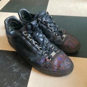 Balenciaga Arena skor  - Säljer nu dessa arenas då de var för små för mig. De är size 40 men är stora i storleken så passar en 41-42. Det är inte orginalt paint splash utan det var förra ägaren som gjorde det. Det kan gå att få bort på nåt sätt.