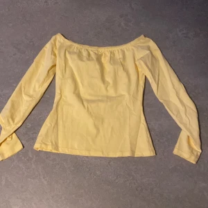 Gul offshoulder topp från NLY Trend - Snygg ljusgul offshoulder topp från NLY Trend i mjuk bomull.