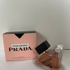 Prada Paradoxe Parfym 90ml - Prada Paradoxe Parfym - 90ml flaska  - helt ny parfym! (Ej använd)