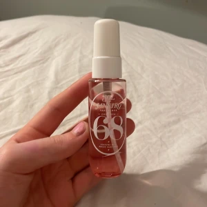 Sol de Janeiro 68 Parfymmist 30ml - Fräsch och tropisk parfymmist från Sol de Janeiro, doft 68. Kommer i en genomskinlig plastflaska med rosa vätska och vit spraykork. Flaskan rymmer 30 ml och är perfekt att ha med i väskan. Ger en söt och blommig vibe. Har bara sprutat typ 2 gånger 