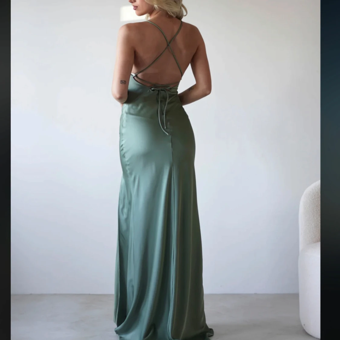 Grön lång satinklänning med slits och smala axelband