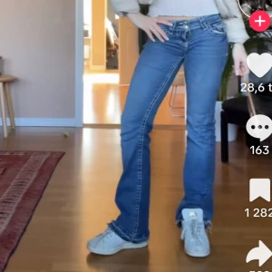 Gina lågmidjade jeans - Säljer dessa fina lågmidjade jeansen från gina young , Knappt använda och trendiga (lånade bilder) 