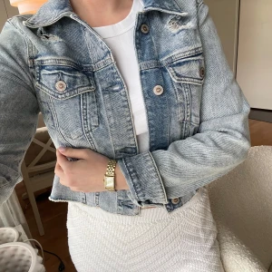 Jeansjacka från Hollister  - Otroligt fin jeansjacka från Hollister. Mycket fint skick säljes då den inte kommer till användning