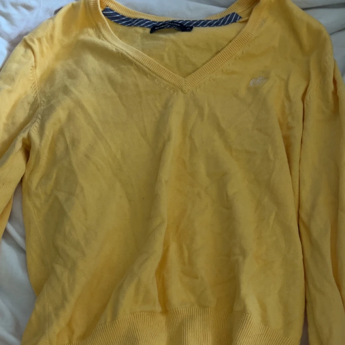 Gul v-ringad tröja från Henri Lloyd