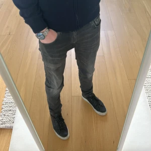 Svarta Replay  jeans slim fit - Snygga svarta Replay jeans med slim fit, Jeansen har en mörk tvätt med lätt slitning. Strl 30/32 jeansen är i ett mycket bra skick om du har några frågor får du gärna höra av dig!!