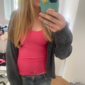 Rosa tight linnetopp från Part Two - Toppen storlek är L men jag är S så det är S/M. Säljer en rosa tight linnetopp från Part Two. Toppen är ärmlös och har en enkel, klassisk design i mjuk bomull. Perfekt att matcha med jeans eller kjol för en avslappnad look.