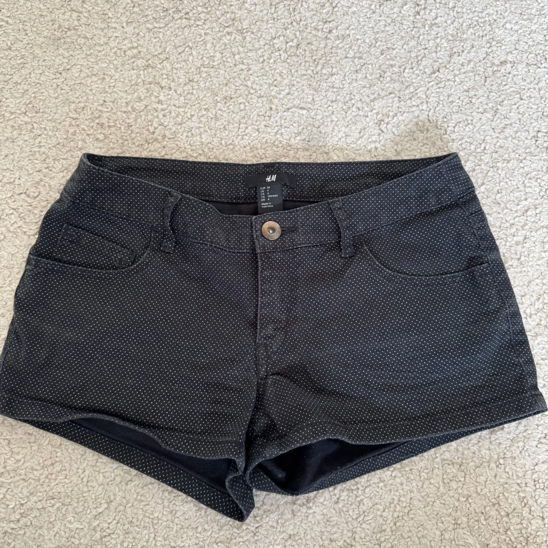 Svarta prickiga shorts från H&M