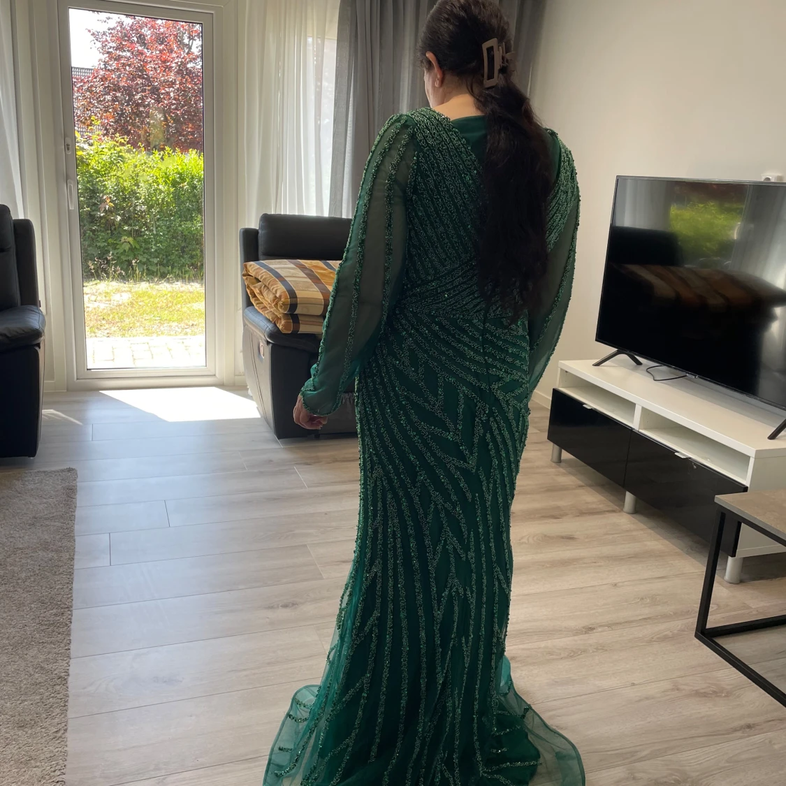Grön långklänning med glittriga detaljer - 2