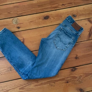 Blå jeans från Jack & Jones - Säljer ett par blå jeans från Jack & Jones. Jeansen är i storlek 29/30. Jeansen har inga skavanker och säljs för ett riktigt bra pris!