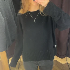 Svart stickad tröja - Stickad tröja från other stories, använd men frf fint skick fler bilder kan skickas❤️❤️