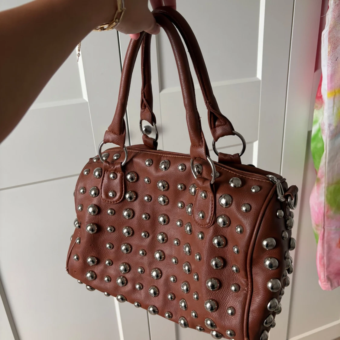 Brun handväska med nitar - 1