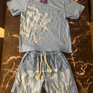 Syna world kit - Jätte fin och färgglad kit för bara 799kr. Tröja är lite over sized men inte så.