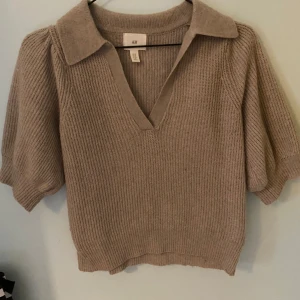 Stickad tröja - Jättefin brun/beige stickad tröja från H&M i storlek xs💕 