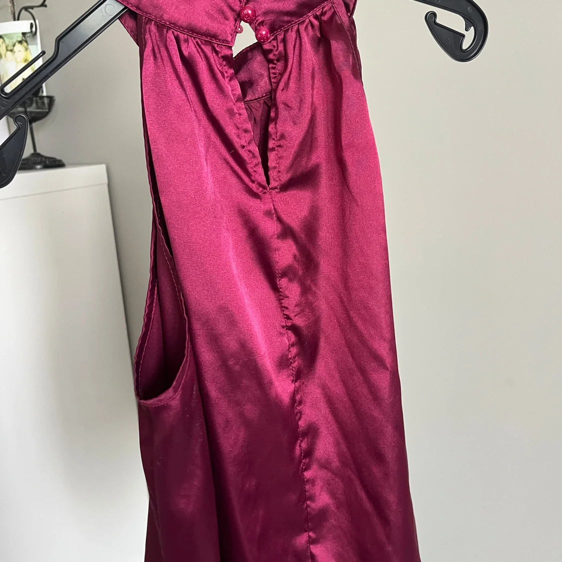 Vinröd ärmlös halterneck topp i satin - 2