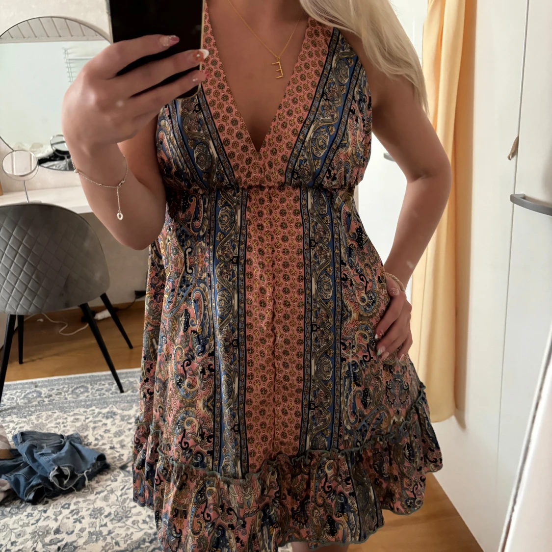 Mönstrad omlottklänning med volang