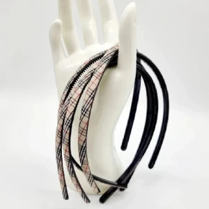 Snyggt  Burberry hårband. - Snyggt  Burberry hårband. Material-plast. 1st-40kr