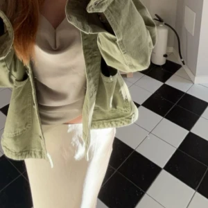 Grön zarajacka - Såljer denna super fina jeansjacka ifrån Zara! Jättebra skick! 