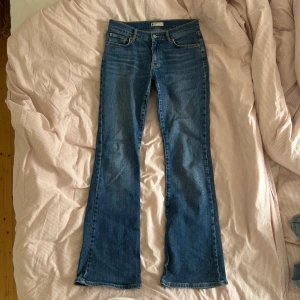 Blå low waist bootcut jeans från ginatricot - Säljer ett par klassiska bootcut jeans från ginatricot. 