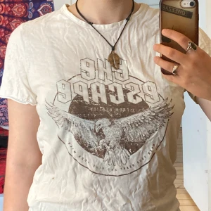 T-shirt från gina tricot, M - Skön T-shit från gina i storlek M. Använder inte längre då jag tycker den är lite för liten för mig. Den har ett litet hål, men det syns knappt. 