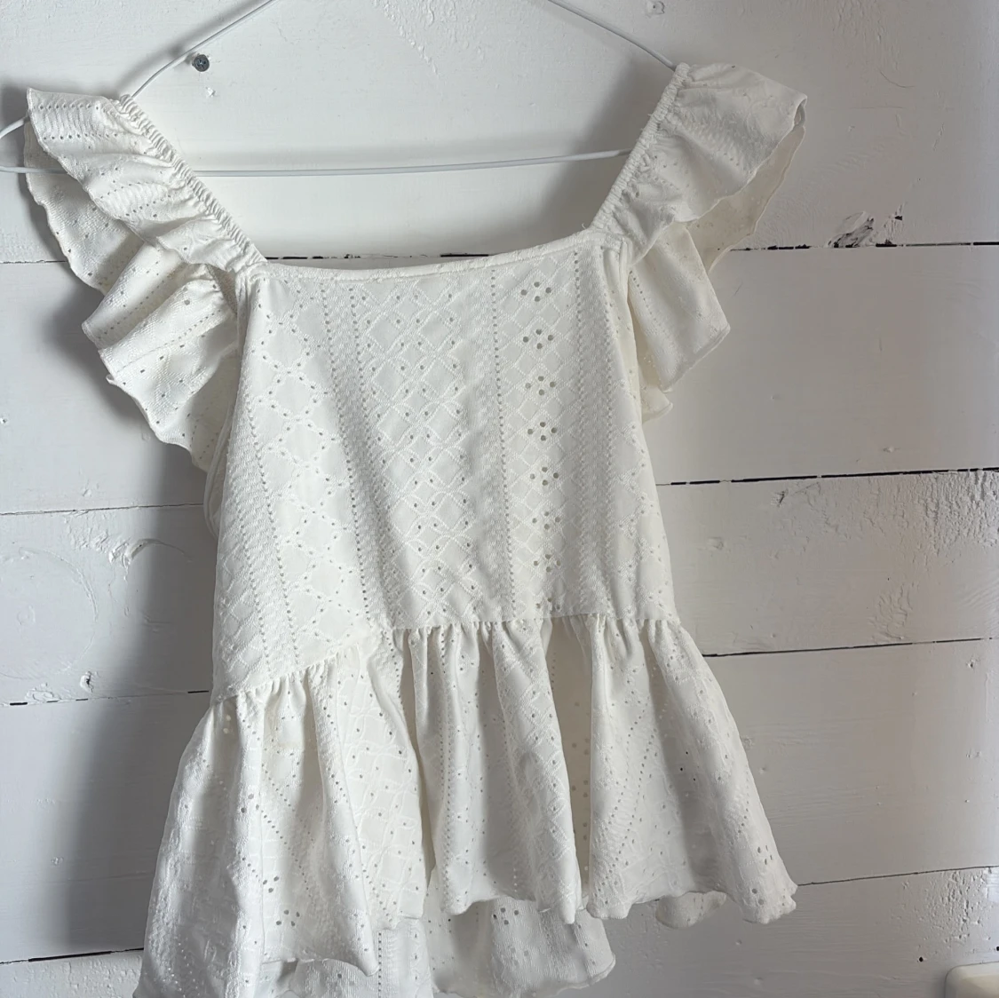 Vit volangtopp med broderade detaljer - 1