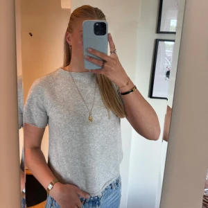 Grå kashmirtröja från Soft Goat - Supermjuk och lyxig grå t-shirt-tröja i 100% kashmir från Soft Goat.