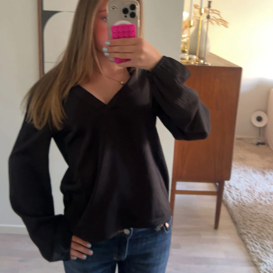 Svart v-ringad blus med vida ärmar