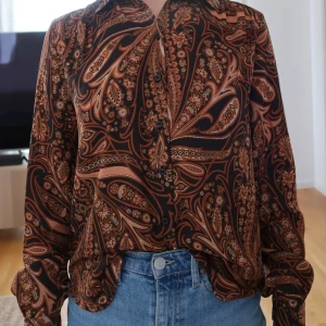 Mönstrad skjortblus från H&M - Använd några få gånger, som ny, passar även storlek XS/S