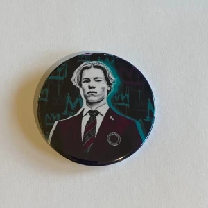 Young Royals pins - Pins med Young Royals.