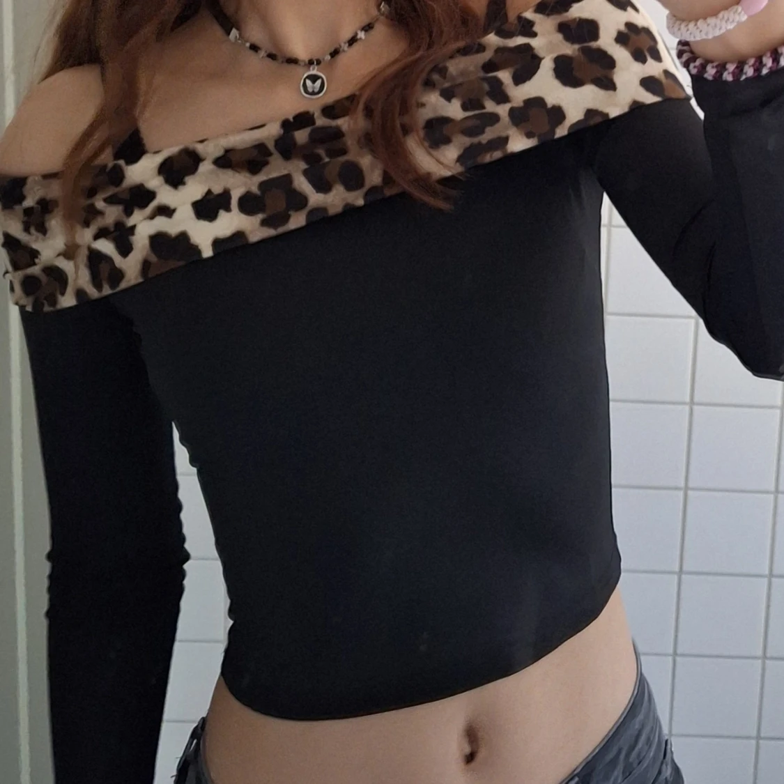 Svart offshoulder topp med leopardmönster - 1