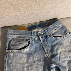 Dondup jeans - Vädligt snygga Dondup George Jeans | Riktigt fet design med detaljer och väldigt snygg passform | Eftertraktad färg | Byxan är i Vädligt bra skick och har inga tecken på användning | Nypris runt 3k💰| Pris går att diskutera vid snabbare köp | Kontakta vid fler frågor eller funderingar ✔️
