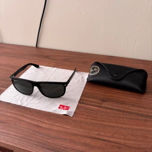 Svarta Ray-Ban Boyfriend - Klassiska Ray-Ban Boyfriend solglasögon med svart båge och mörka polariserade glas. Snygg och tidlös design med Ray-Ban-logga på båda sidor. Kommer med originalfodral och putsduk. Dem är i otroligt bra skick!